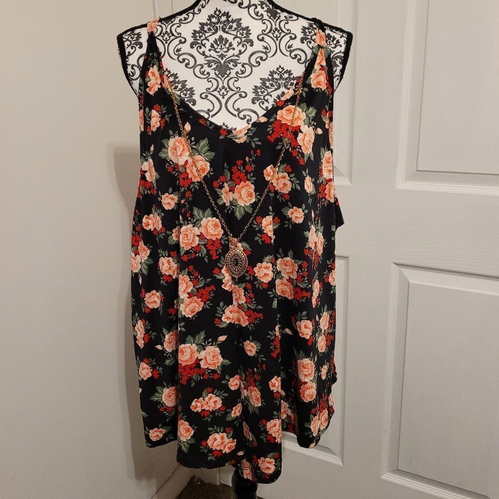 Top fashion of NY floral top with necklace‎